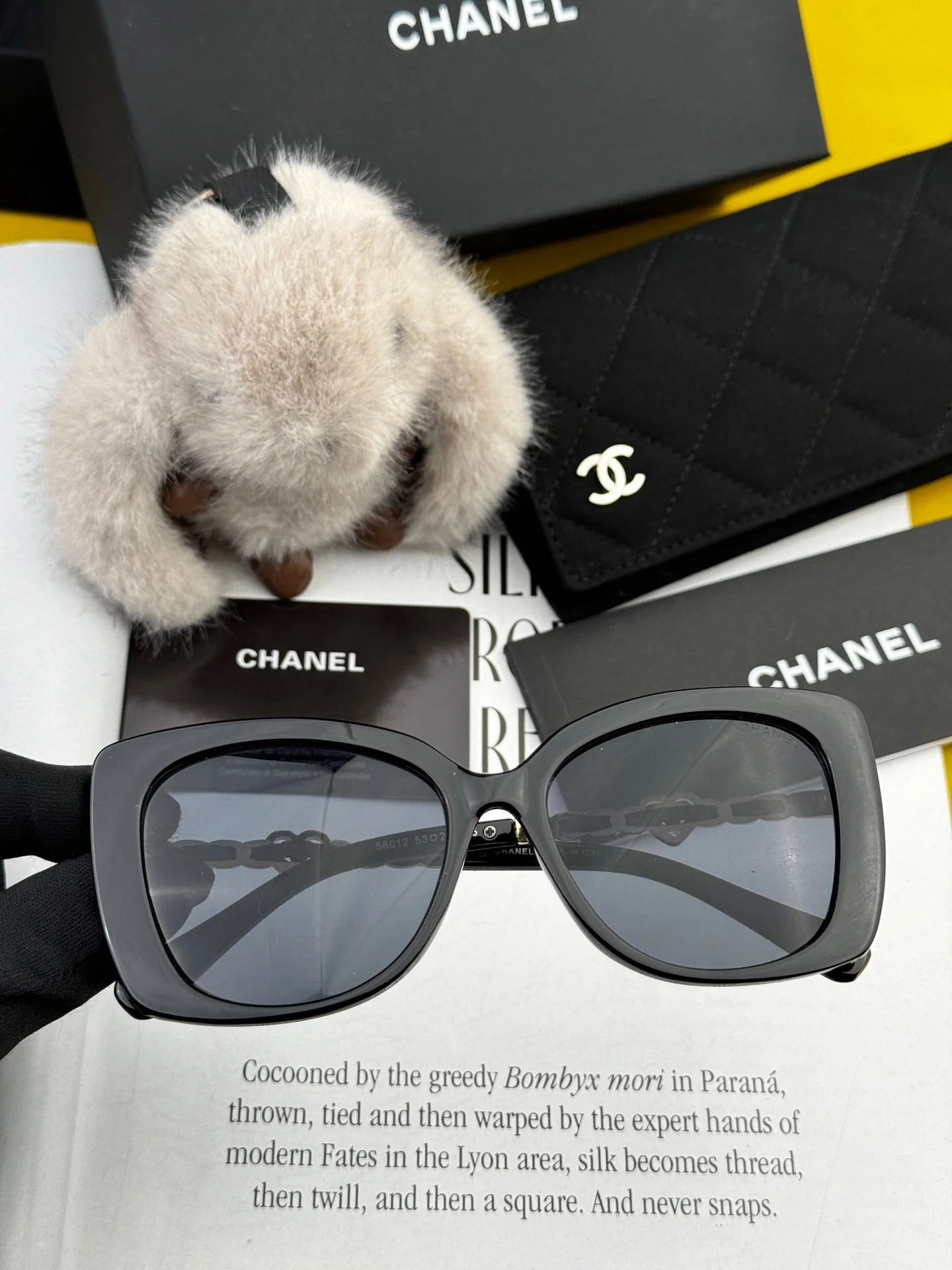 SQUARE SUNGLASSES CH25801 IN ACETATE HEART CHAIN METAL