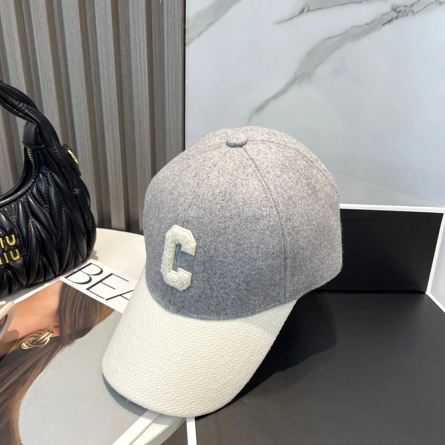 BASEBALL CAP MODEL 652409 IN WHITE AND GRAY FELTED FABRIC