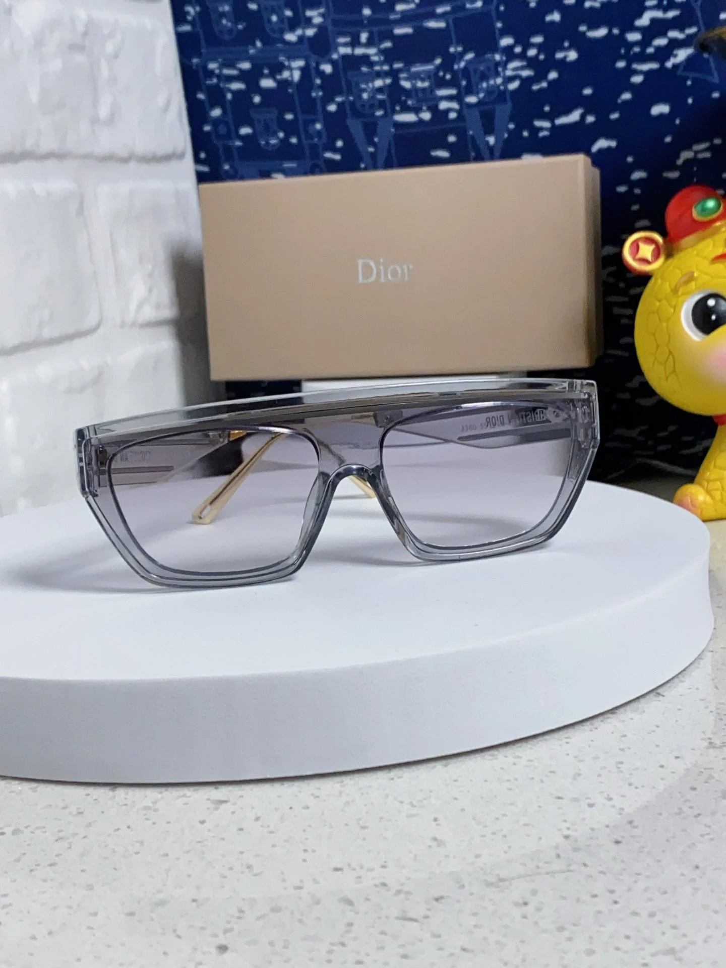 MONTAIGNE SUNGLASS CLUB M7U IN GREY CLEAR ACETATE