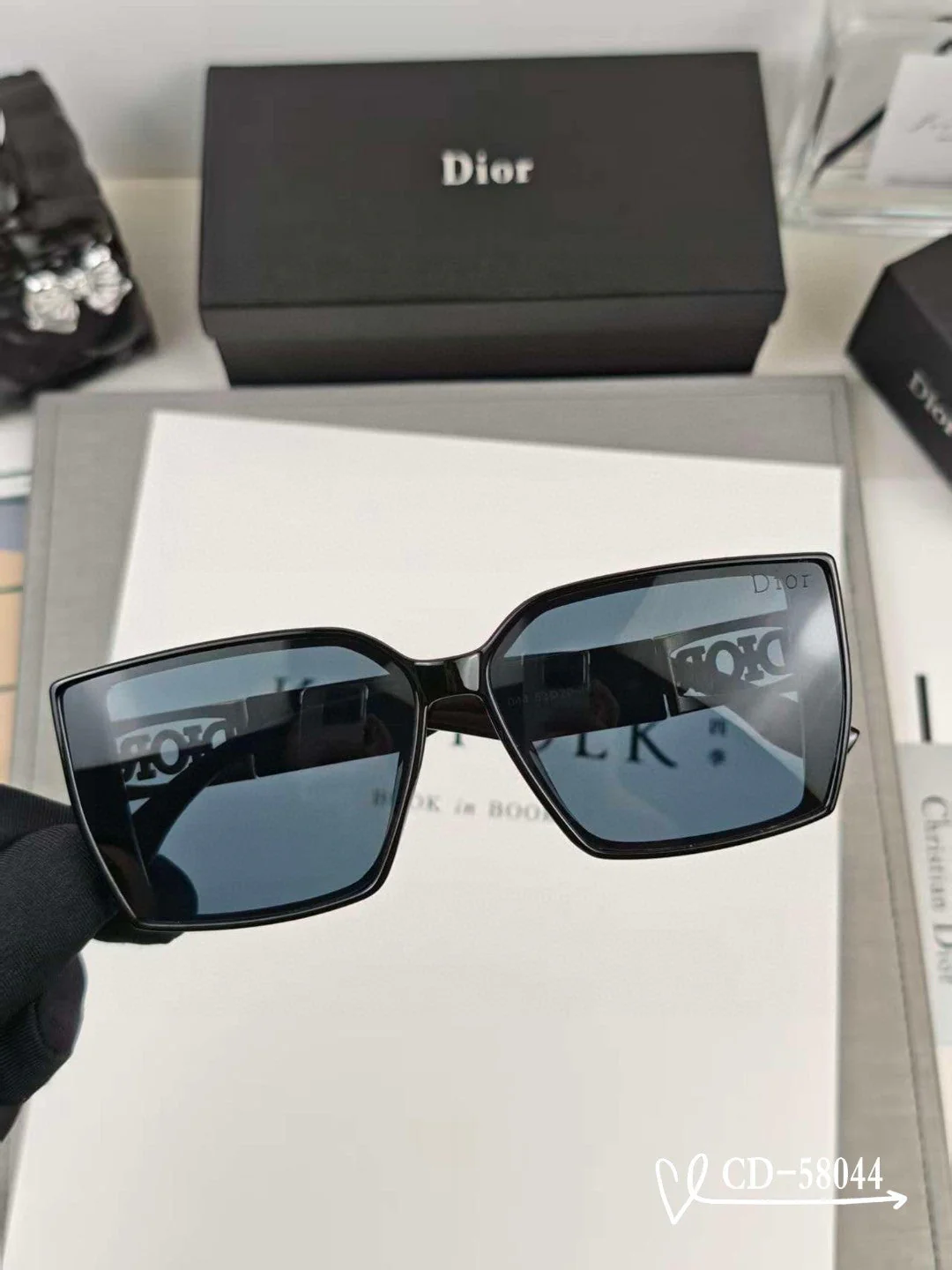 MONTAIGNE SQUARE SUNGLASS 58044 IN ACETATE