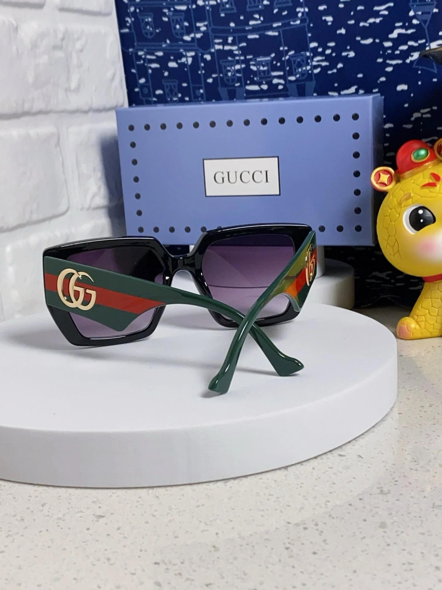 SQUARE FRAME SUNGLASSES 573303 IN ACETATE EMBOSSED LOGO