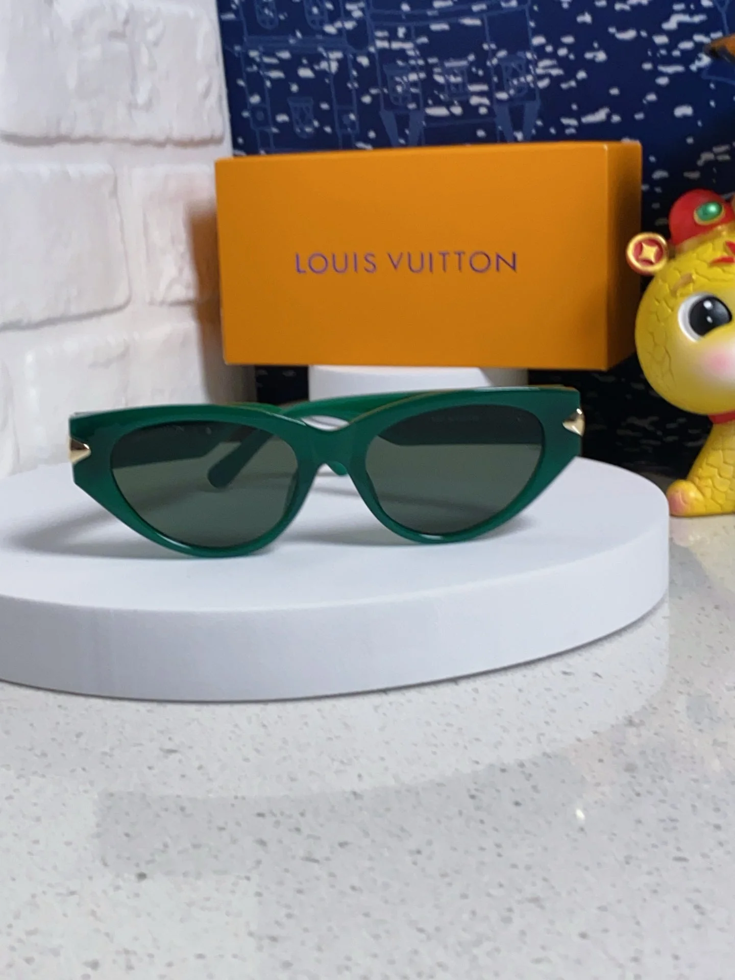 CAT EYE SUNGLASSES 576882 IN GREEN AND GOLD ACETATE