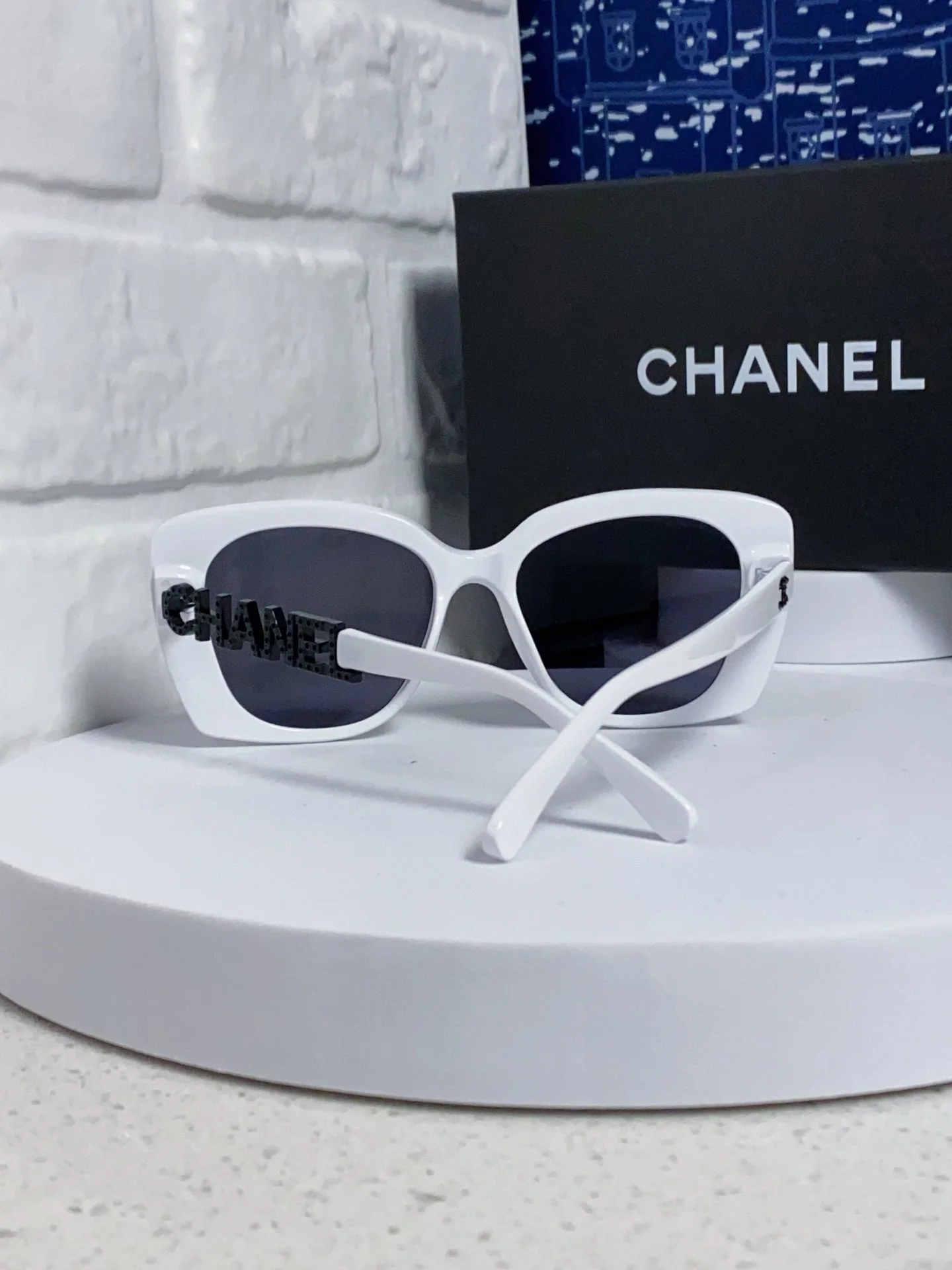 BUTTERFLY SUNGLASSES 641813 IN WHITE ACETATE BLACK METAL LOGO