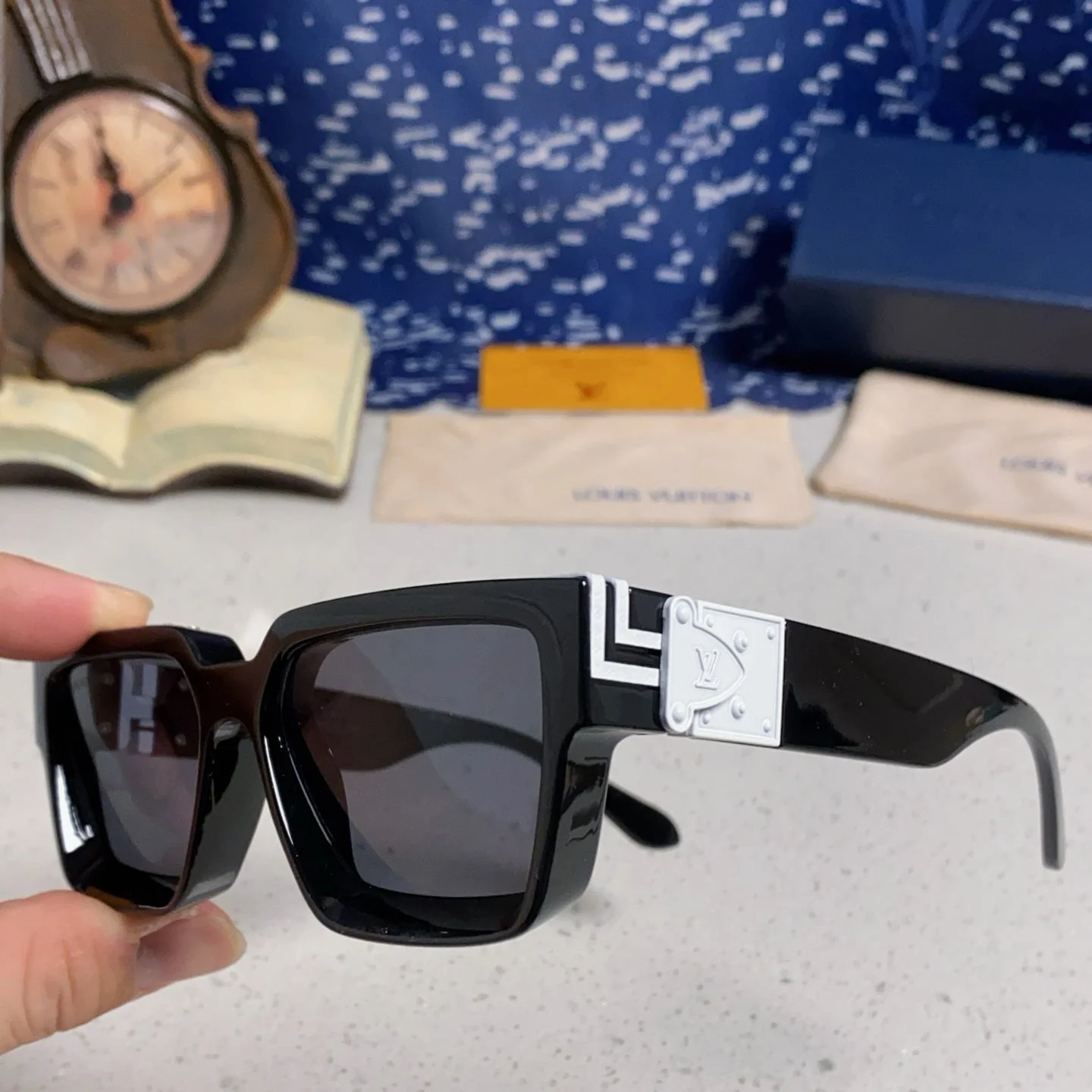RECTANGLE SUNGLASSES 575849 BLACK IN ACETATE