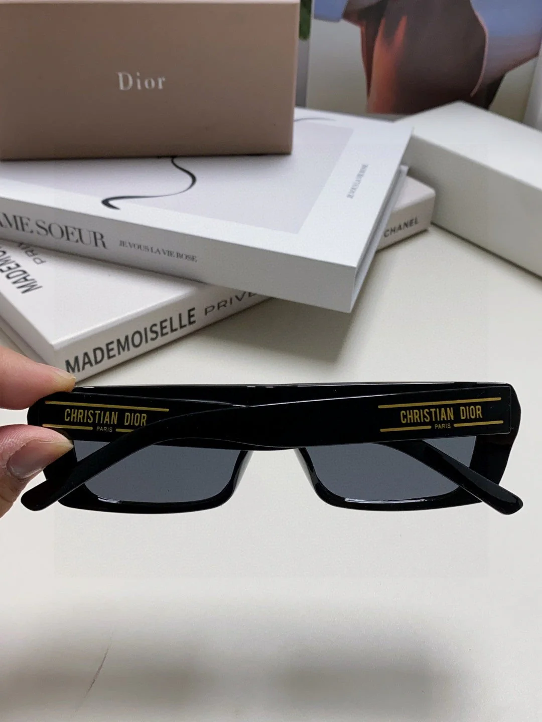 SIGNATURE SUNGLASS 571588 IN BLACK ACETATE