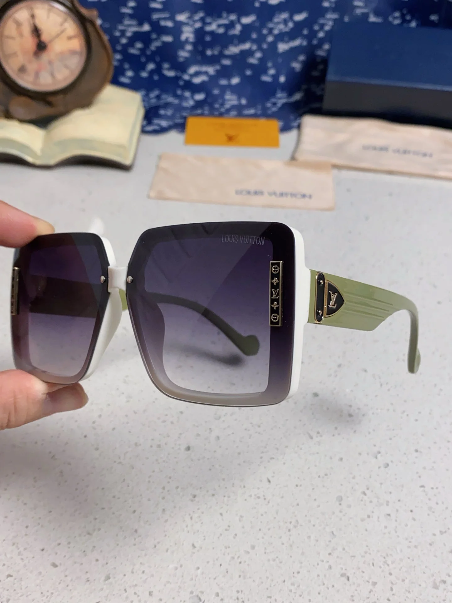 SQUARE SUNGLASSES 571656 IN GREEN ACETATE GREY SMOKE LENS