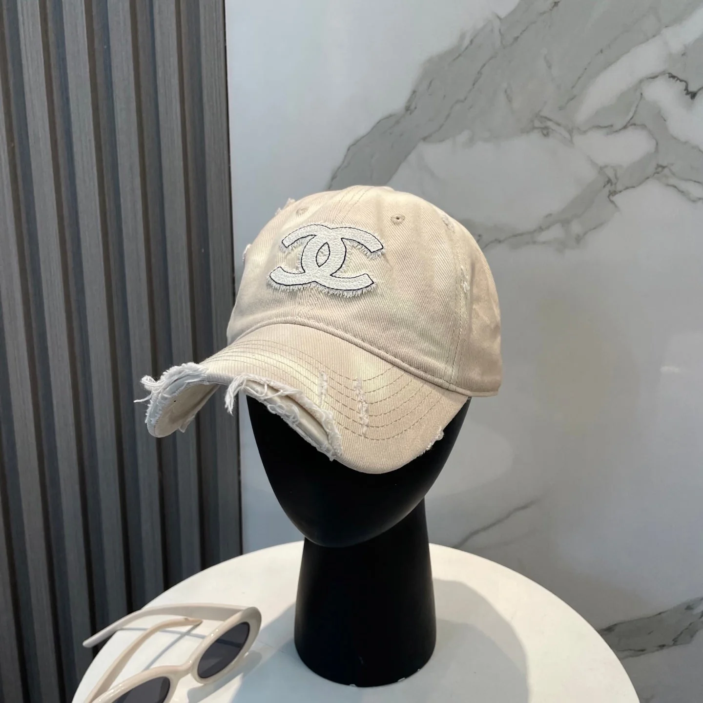 BASEBALL HAT IN SMOOTH BEIGE JEAN 672994