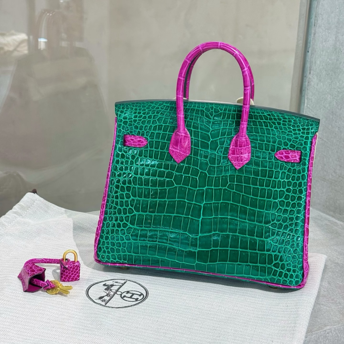 25inverted V shiny crocodile leather emerald green