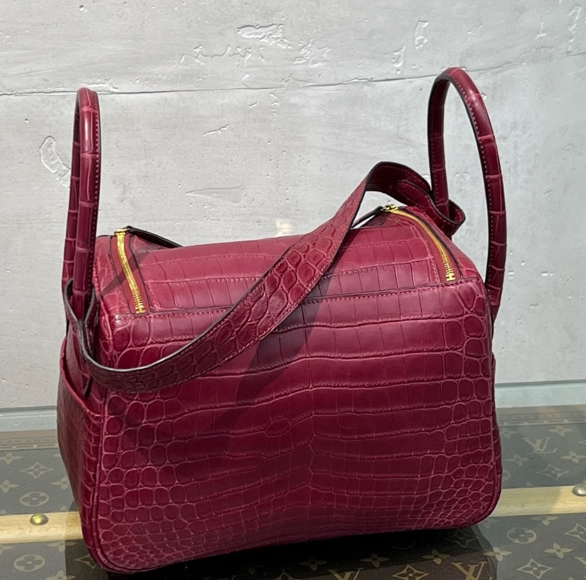 Lindy 26 pomegranate red gold buckle